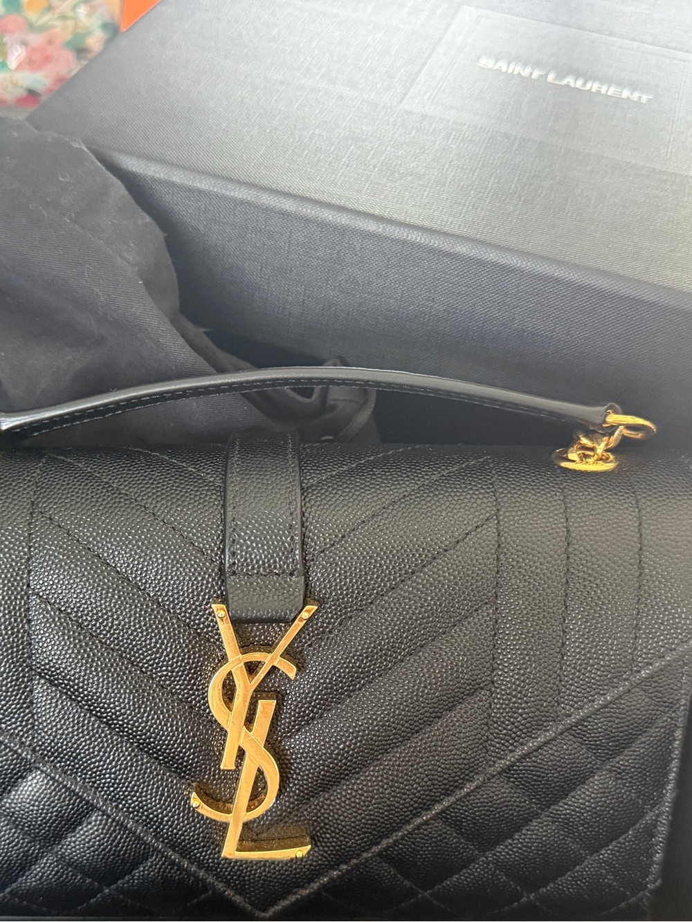 Like New Authentic YSL Envelope Tri-quilt gold on black Grain de Poudre leather - Picture 6 of 14